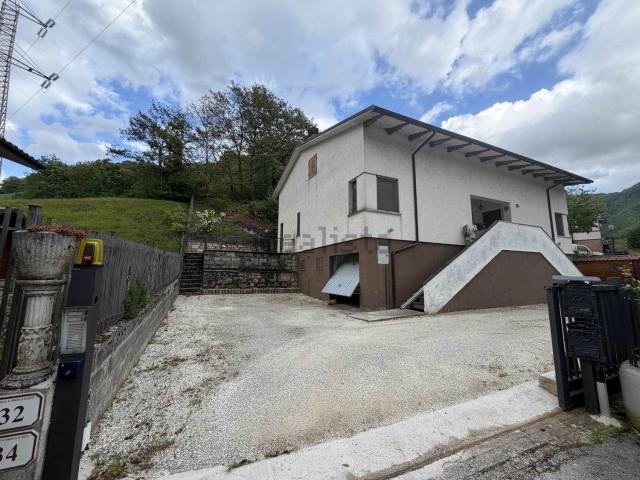 Villetta bifamiliare in vendita di 108 m² in Via Vallesina