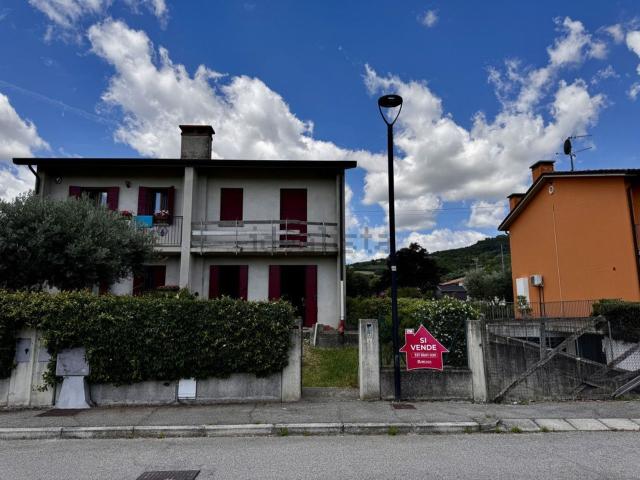 Villetta bifamiliare in vendita di 10 m² in Via Chiesa