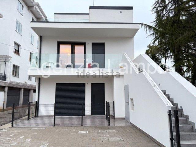 Villetta bifamiliare in vendita di 113 m² in Via Dalmazia