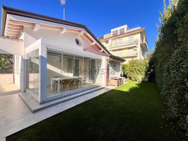 Villetta bifamiliare in vendita di 110 m² in Via Agnelli
