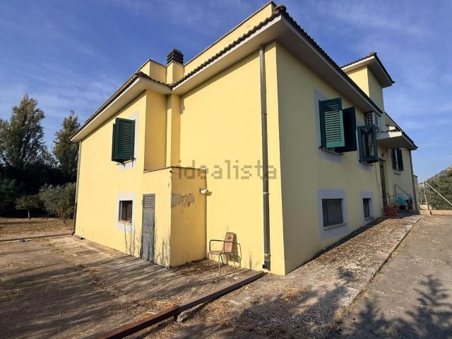 Villetta bifamiliare in vendita di 110 m² in Via Appia Antica, 57