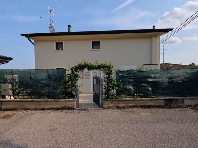 Villetta bifamiliare in vendita di 110 m² in Via Carlo Alberto