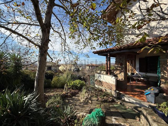 Villetta bifamiliare in vendita di 110 m² in Via dei Lucumoni