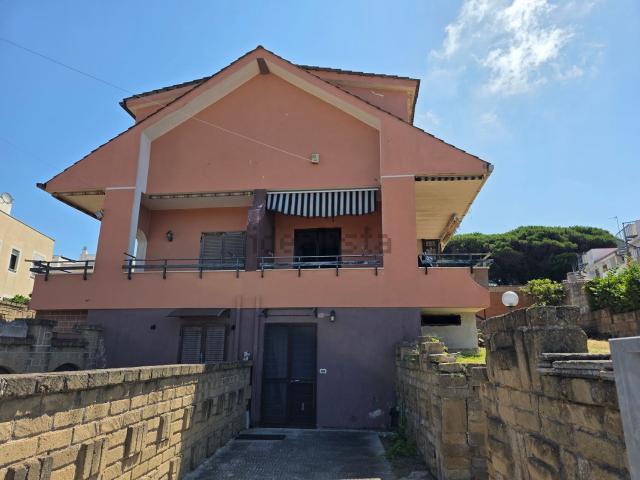 Villetta bifamiliare in vendita di 110 m² in Via delle Perle, 10