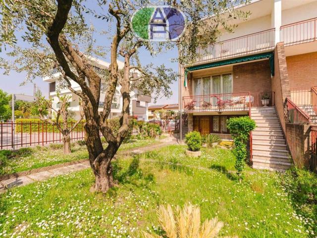 Villetta bifamiliare in vendita di 110 m² in Via G. Pastore, 1