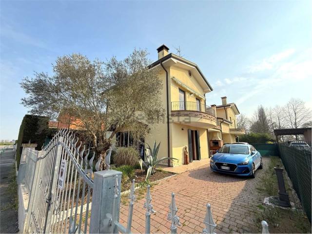 Villetta bifamiliare in vendita di 110 m² in Via Giotto, 1
