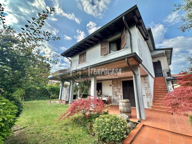 Villetta bifamiliare in vendita di 110 m² in Via Petrarca