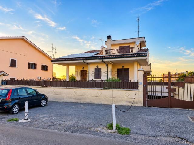 Villetta bifamiliare in vendita di 110 m² in Via Saltara