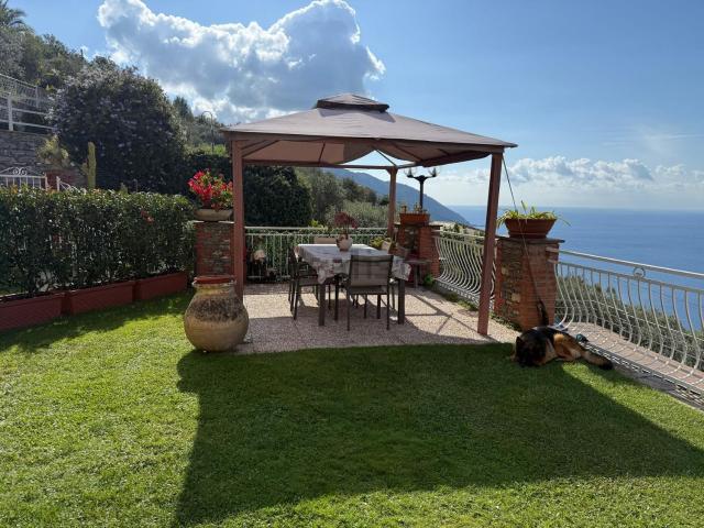 Villetta bifamiliare in vendita di 111 m² in Via Ageno