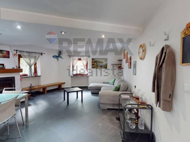 Villetta bifamiliare in vendita di 111 m² in Via Conte E. Lombardo, 27