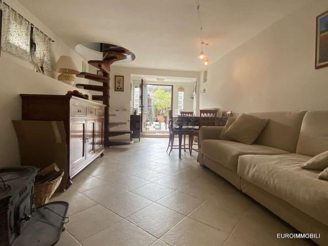 Villetta bifamiliare in vendita di 111 m² in Via Croce