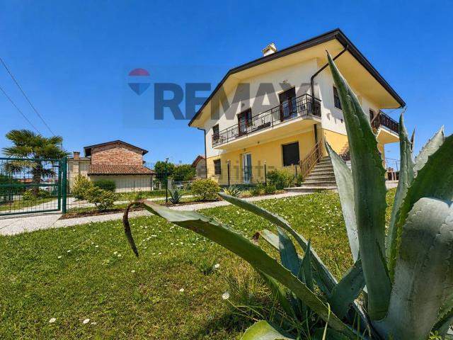 Villetta bifamiliare in vendita di 114 m² in Via Comugne, 115