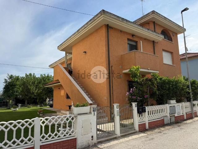 Villetta bifamiliare in vendita di 114 m² in Via Fratelli Zuccari, 21