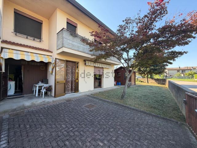 Villetta bifamiliare in vendita di 115 m² in Via Trovo&apos , 136