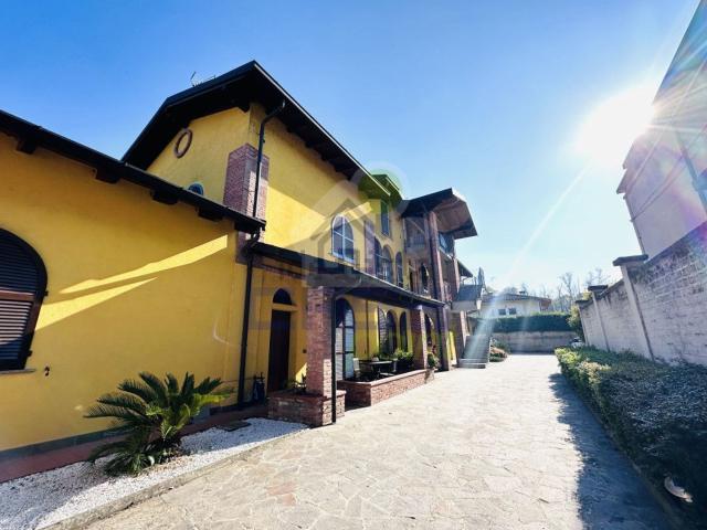 Villetta bifamiliare in vendita di 115 m² in Via U. Foscolo