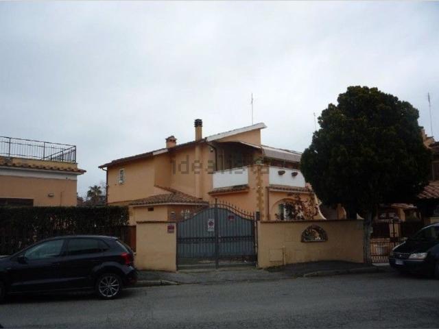 Villetta bifamiliare in vendita di 115 m² in Via B. Croce, 12