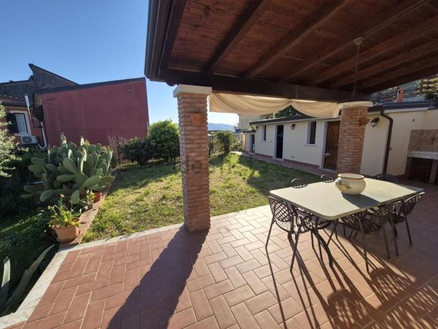 Villetta bifamiliare in vendita di 115 m² in Via Cento Tetti