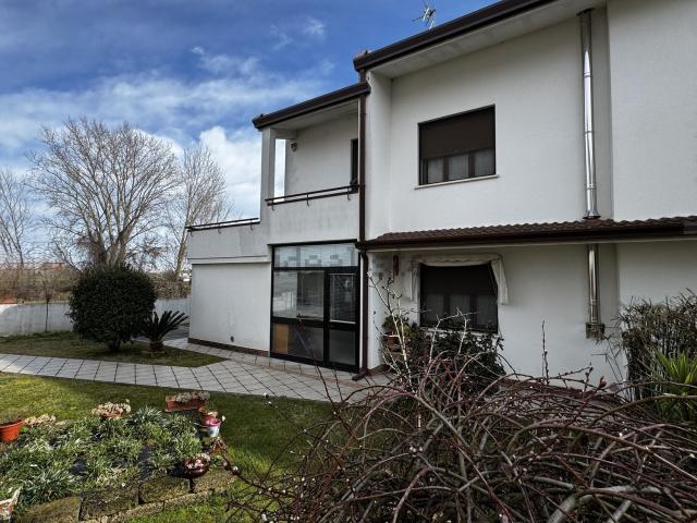 Villetta bifamiliare in vendita di 115 m² in Via Eugenio Montale