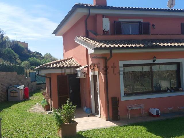 Villetta bifamiliare in vendita di 115 m² in Via Lazio, 11