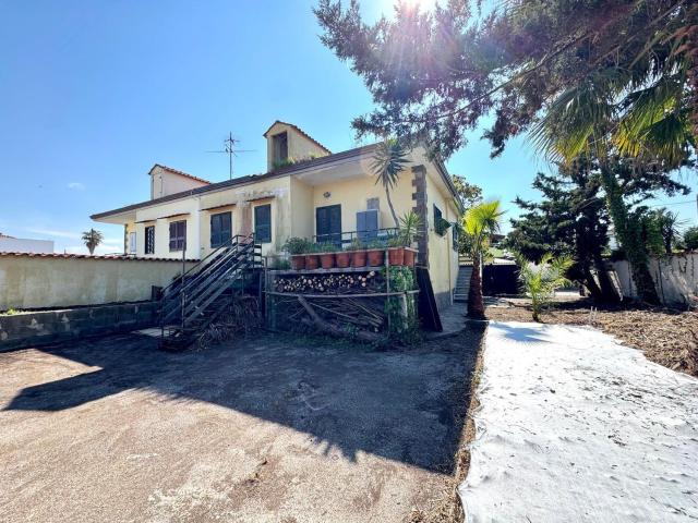Villetta bifamiliare in vendita di 116 m² in Viale dei Pini Nord