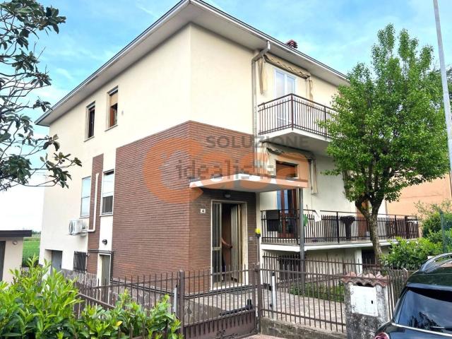 Villetta bifamiliare in vendita di 123 m² in Via Pier Santi Mattarella