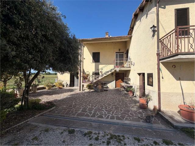 Villetta bifamiliare in vendita di 120 m² in Frazione San Sabino, 51