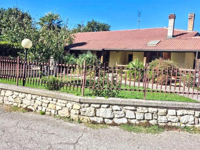 Villetta bifamiliare in vendita di 120 m² in Strada di Maratta Alta