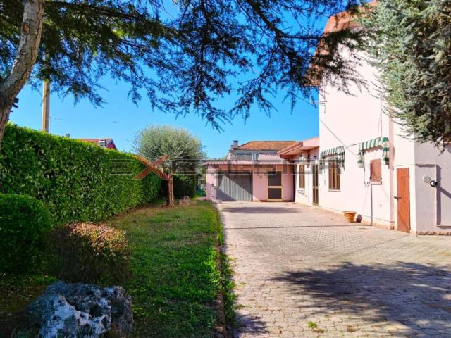 Villetta bifamiliare in vendita di 120 m² in Via 6ª Strada, 20