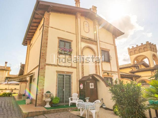 Villetta bifamiliare in vendita di 120 m² in Via Tiberio Rossi