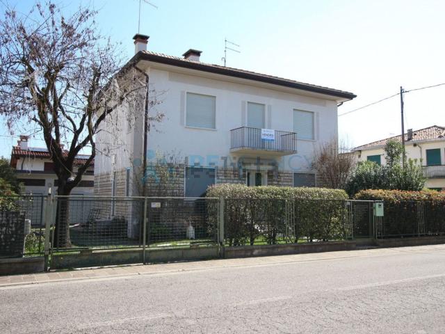 Villetta bifamiliare in vendita di 120 m² in Via U. Foscolo, 27