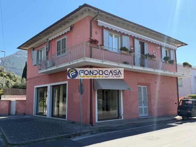 Villetta bifamiliare in vendita di 120 m² in Via A. De Gasperi, 579