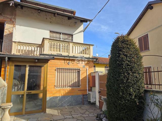 Villetta bifamiliare in vendita di 205 m² in Via Alfieri di Sostegno, 15
