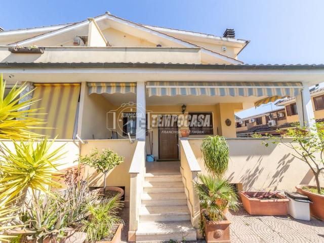 Villetta bifamiliare in vendita di 120 m² in Via Atene, 44
