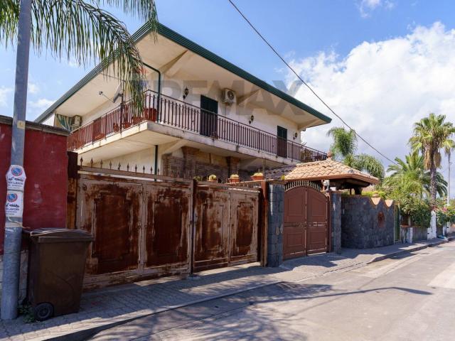 Villetta bifamiliare in vendita di 120 m² in Via Bari, 4