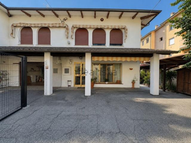 Villetta bifamiliare in vendita di 120 m² in Via Cavedagnone Massei, 7