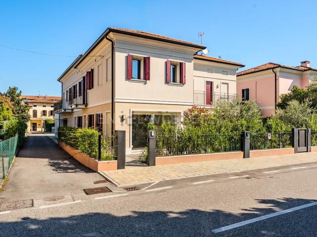 Villetta bifamiliare in vendita di 120 m² in Via Cavini