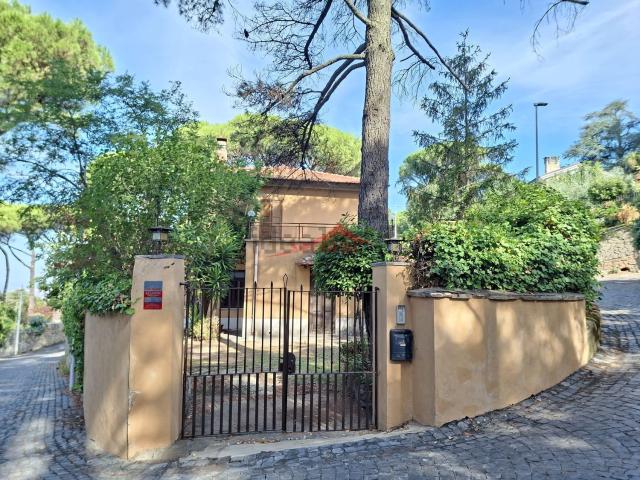 Villetta bifamiliare in vendita di 120 m² in Via Colle delle Ginestre
