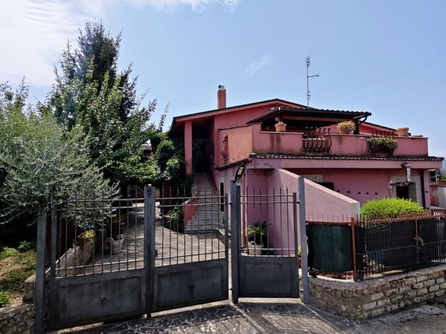 Villetta bifamiliare in vendita di 120 m² in Via Colle Scossite