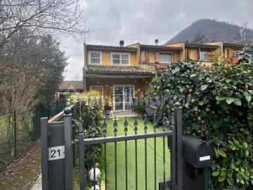 Villetta bifamiliare in vendita di 120 m² in Via dei Ciclamini