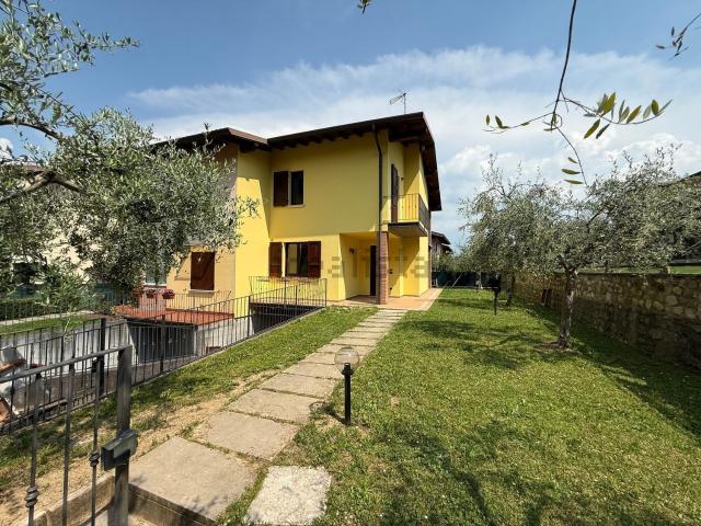 Villetta bifamiliare in vendita di 120 m² in Via dei Prati