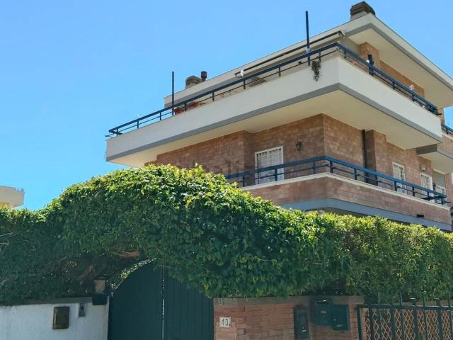 Villetta bifamiliare in vendita di 120 m² in Via delle Azalee, 13