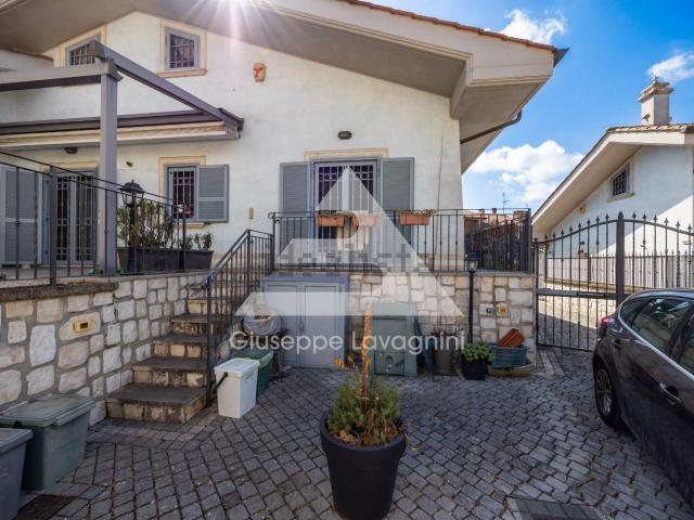 Villetta bifamiliare in vendita di 120 m² in Via di Muro Bianco, 11