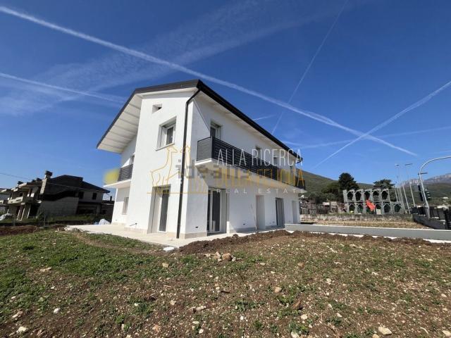 Villetta bifamiliare in vendita di 120 m² in Via Monte Pasubio, 10