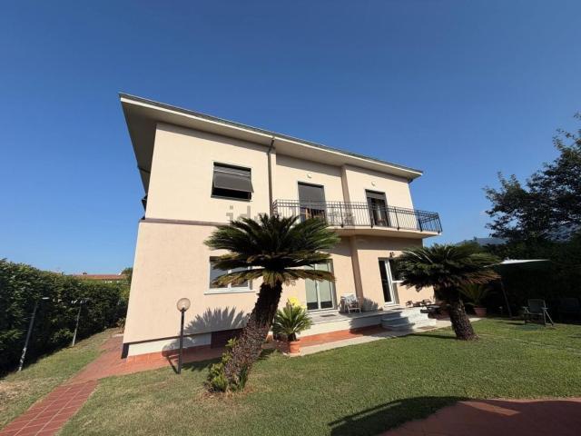 Villetta bifamiliare in vendita di 120 m² in Viale Monzoni, 1