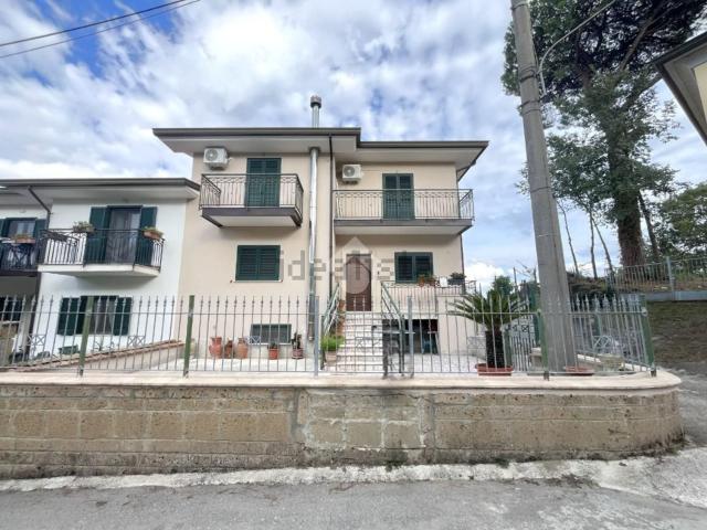 Villetta bifamiliare in vendita di 127 m² in Via Montella, 3