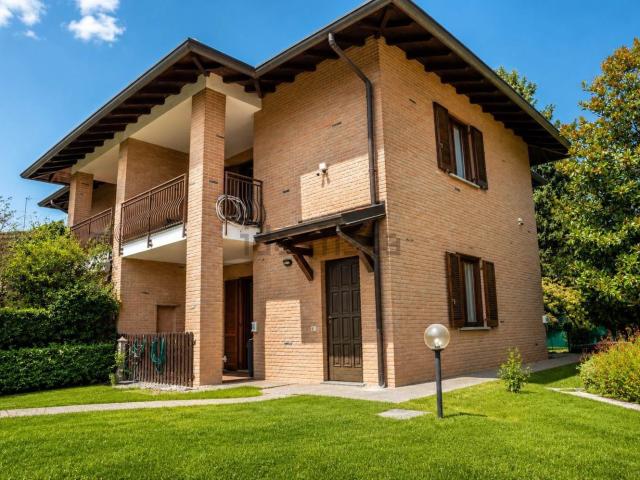 Villetta bifamiliare in vendita di 124 m² in Via delle Ginestre, 7