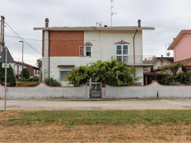 Villetta bifamiliare in vendita di 125 m² in Via Luigi Parmeggiani, 2