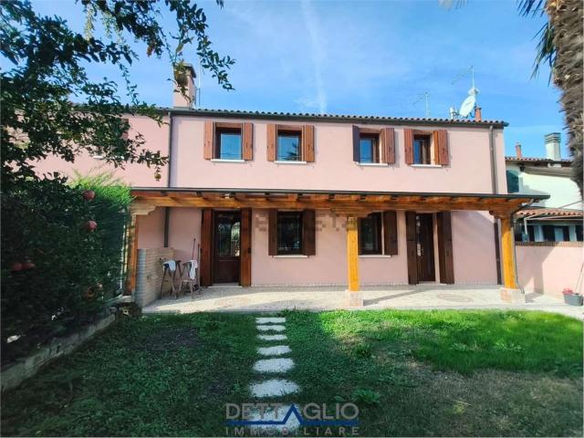 Villetta bifamiliare in vendita di 125 m² in Via Porto Menai
