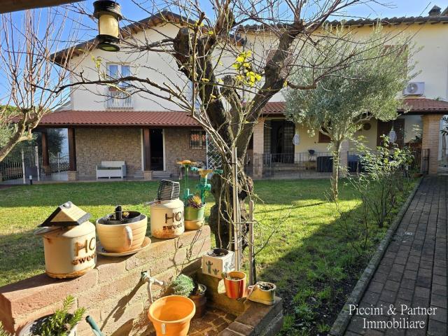 Villetta bifamiliare in vendita di 126 m² in Piazzale Umbria
