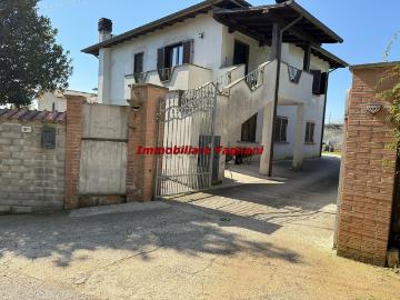 Villetta bifamiliare in vendita di 126 m² in Via Fontana del Turano